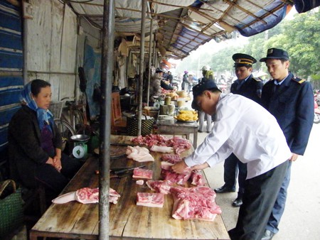Hơn 54% mẫu thịt heo, thịt gà tại Hà Nội và Hà Nam nhiễm vi sinh vật Salmonella, E.coli...