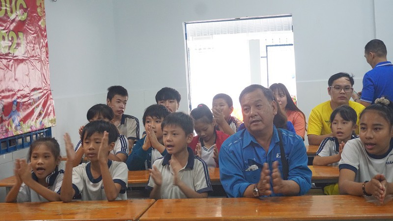 Lớp học cho trẻ nghèo của cô Hoa : 'Tui mừng cho tụi nhỏ!' - ảnh 1