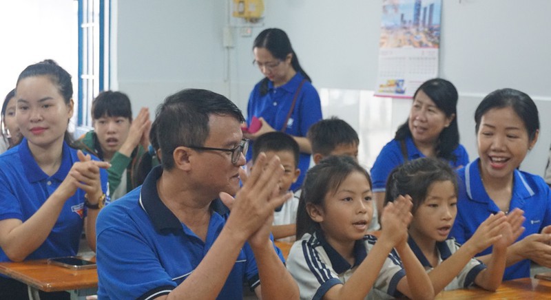 Lớp học cho trẻ nghèo của cô Hoa : 'Tui mừng cho tụi nhỏ!' - ảnh 2